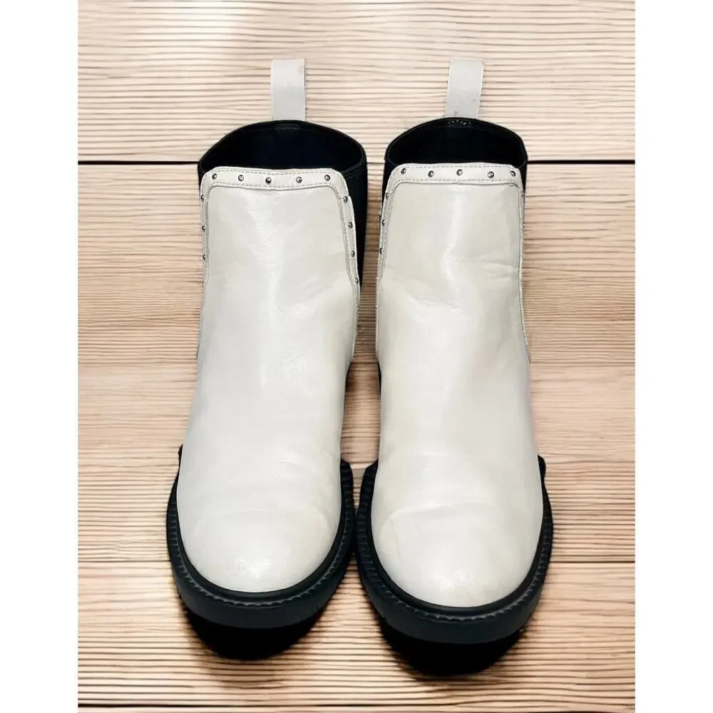 Coach these women’s